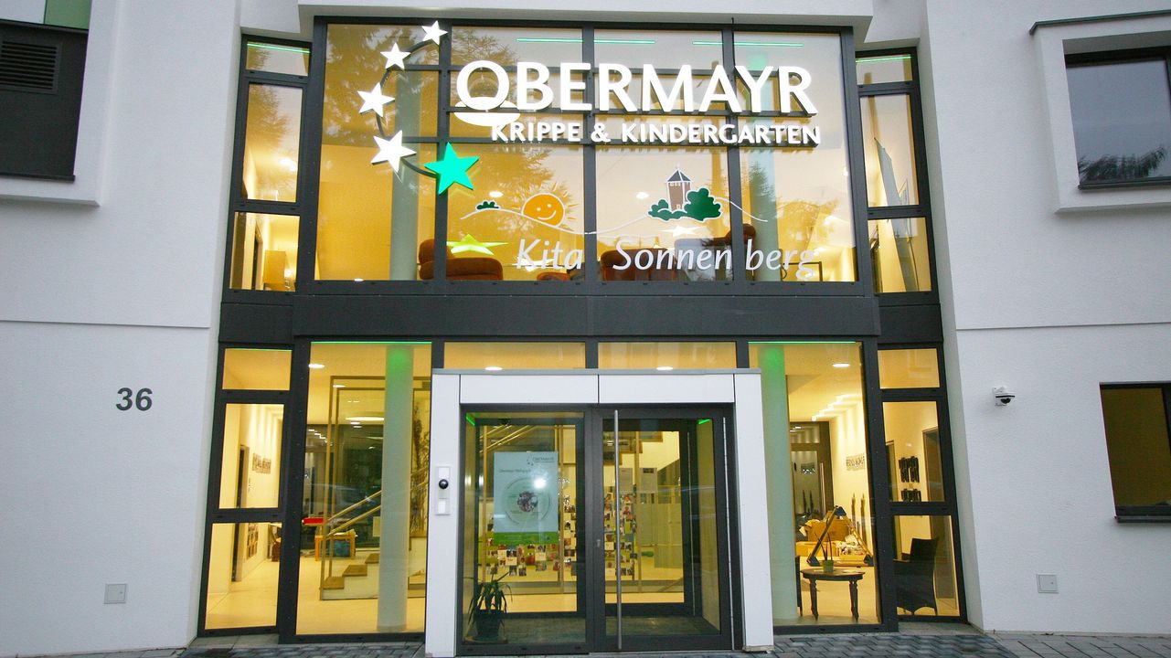 KITA Obermayr, Kindertagesstätte, Wiesbaden-Sonnenberg, Digifant, Werbetechnik, Leuchtlogo, Gebäudebeschriftung