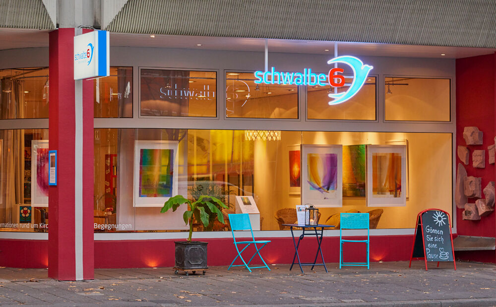 Kirchenfenster Schwalbe 6, Schaufenstergestaltung, Schaufensterwerbung, Lichtwerbung, Leuchtkasten, Werbetechnik, Digifant, Wiesbaden