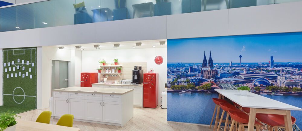 Messestand AXA, Messe DKM, Versicherungsbranche, Isingermerz, Messebau, Messedesign, zweigeschossig, Doppelstock, Messestandgestaltung