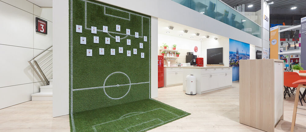 Messestand AXA, Messe DKM, Versicherungsbranche, Isingermerz, Messebau, Messedesign, zweigeschossig, Doppelstock, Markeninszenierung