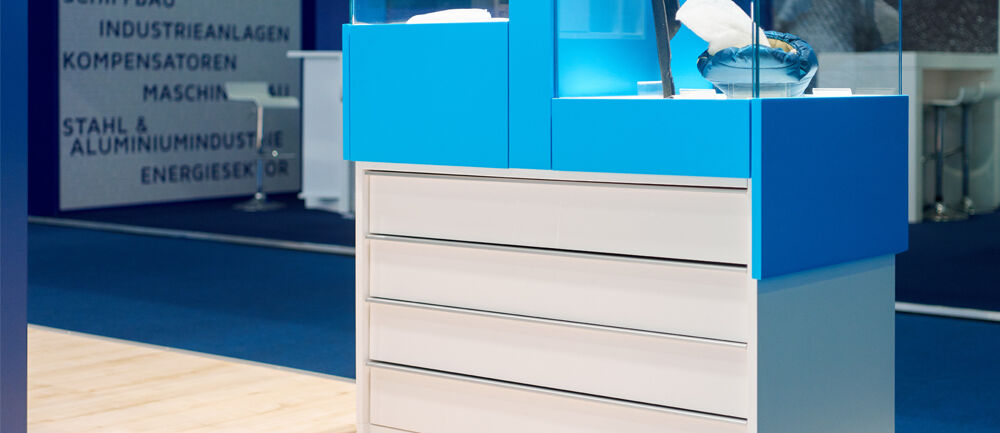 Messestand, Freudenberg Performance Materials, Messe Techtextil, technische Textilien, Messebau, ISINGERMERZ, Ideengeber, Vitrine