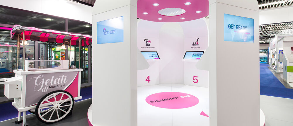 Messestand Menshen, Kunststoffverschlüsse, Systemverpackungen, Kaffeekapseln, Messe Interpack, Messebau ISINGERMERZ, Messeraum