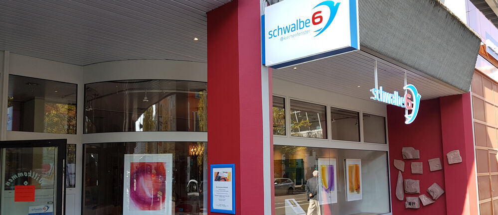 Kirchenfenster Schwalbe 6, Schaufenstergestaltung, Schaufensterwerbung, Lichtwerbung, Leuchtkasten, Werbetechnik, Digifant, Wiesbaden