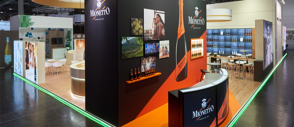 Messestand Henkell Freixenet, Messe Prowein, Düsseldorf, Messebau ISINGERMERZ, Celebrate Life, Schaumweinanbieter, Sektperlen, Messestand, Thekenbau, Mionetto
