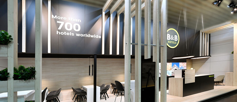 Holzpanelen, Fernwirkung, Messestand B&B Hotels, Messe Expo Real Stuttgart, Standkonzept
