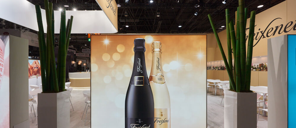 Messestand Henkell Freixenet, Messe Prowein, Düsseldorf, Messebau ISINGERMERZ, Leuchtwand