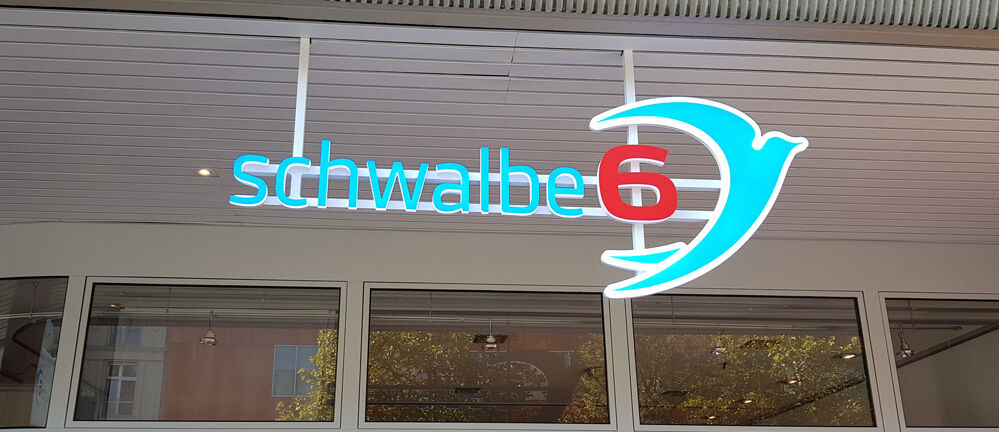 Kirchenfenster Schwalbe 6, Schaufenstergestaltung, Schaufensterwerbung, Lichtwerbung, Leuchtkasten, Werbetechnik, Digifant, Wiesbaden