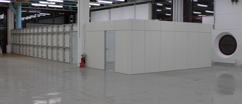 Isingermerz, Corona-Pandemie, Handwerk gegen Virus, Wiesbaden, Trennwand, provisorische medizinische Einrichtung