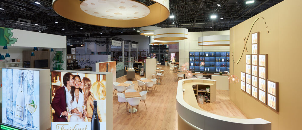 Messestand Henkell Freixenet, Messe Prowein, Düsseldorf, Messebau ISINGERMERZ, Celebrate Life, Schaumweinanbieter, Sektperlen, Messestand